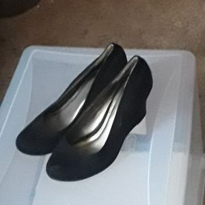 Black wedges
